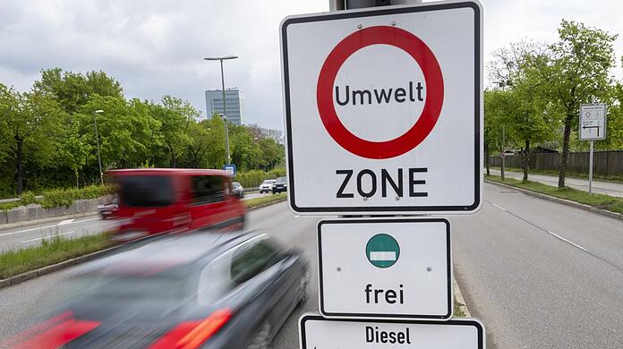 Die Tempo-30-Idee von Münchens OB Dieter Reiter polarisiert innerhalb der Stadtverwaltung. Jetzt hat die Deutsche Umwelthilfe offenbar einen Sieg vor dem Bundesverwaltungsgericht errungen. Demnach müsse die Stadt den  Luftreinhalteplan ändern und ein Dieselverbot einführen.