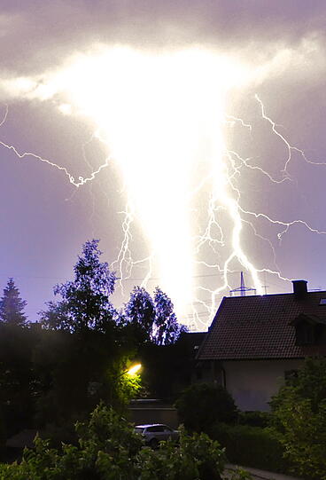 Spektakuläre Blitze beim heftigen Unwetter in Heimstetten. Die Bilder
