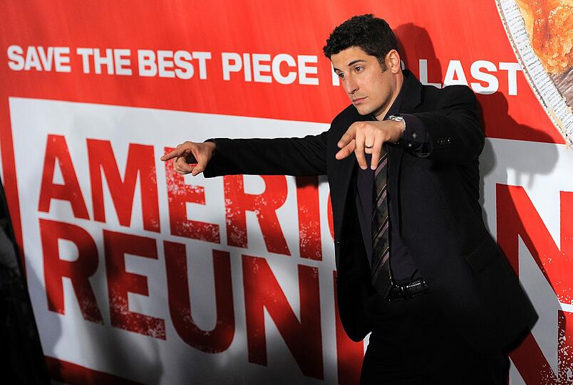 Der vierte Teil des us-amerikanischen Teenie-Klassikers "American Pie" hat in Los Angeles Premiere gefeiert - und Jason Biggs, Tara Reid, Chris Klein, Mena Suvari und Sean William Scott sind alle wieder mit dabei. Der vierte Teil in Original-Besetzung wird im April 2012 auch in Deutschland unter dem Titel "American Reunion - Das Klassentreffen" auf der Leinwand erscheinen. Sehen Sie hier die besten Bilder vom roten Teppich des legendären Chinese Theatres in Hollywood.