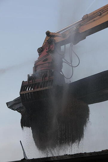 Aufräumarbeiten nach dem Mega-Brand in Heldenstein: Die Feuerwehr kann noch nicht aufatmen und kümmert sich um die Brandruine. Bei dem Feuer ist ein Schaden von etwa einer Million Euro entstanden.