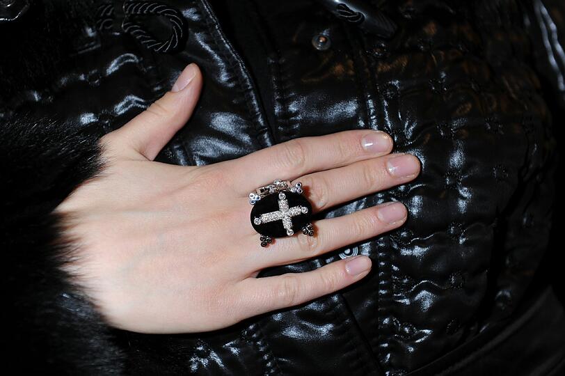 ...und Schmuck von Philippe Knauf.