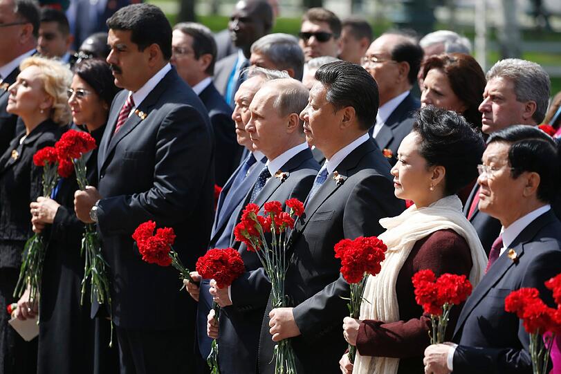 Auf dem Roten Platz in Moskau hat die größte Militärparade der russischen Geschichte begonnen. Zum 70. Jahrestag des Sieges der Sowjetunion über Hitlerdeutschland nahm Kremlchef Wladimir Putin die pompöse Waffenschau ab.