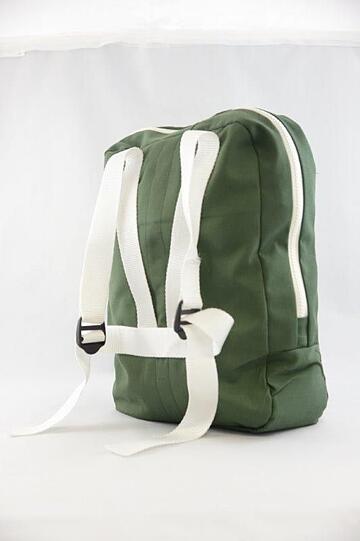 Ein Kinderrucksack in Polizeigrün.