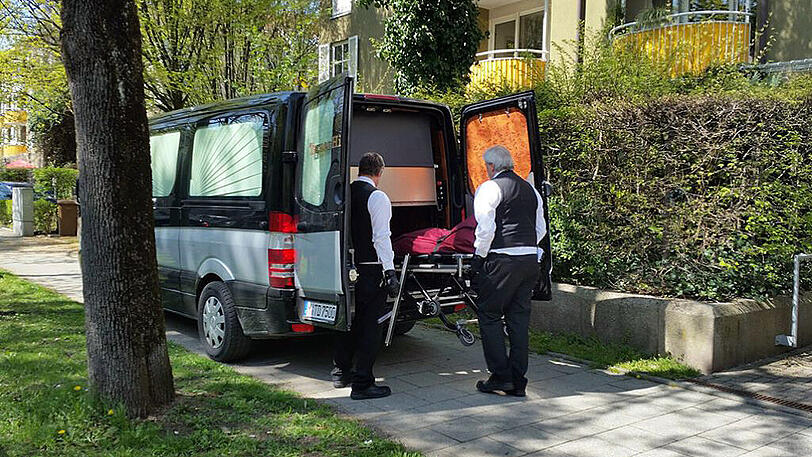 Damals vor einem Jahr: Die Leiche der Frau wird vor der gemeinsamen Wohnung abtransportiert.