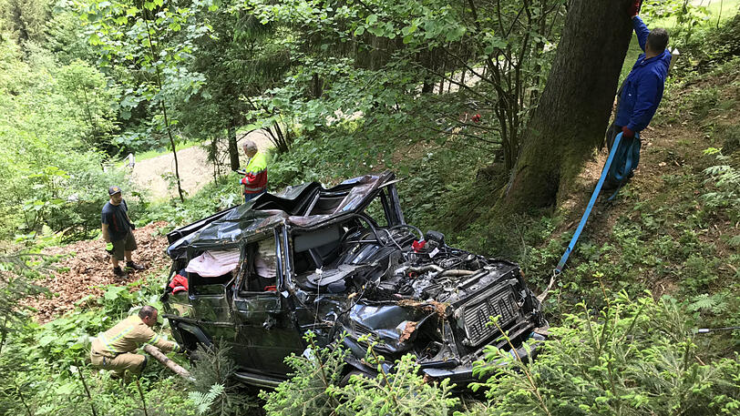 Am Tag danach: Einsatzkräfte bergen das Wrack des Geländewagens.