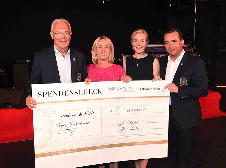 20.000 Euro für die "Franz Beckenbauer Stiftung": Der Kaiser mit Frau Heidi und Andrea und Falk Raudies.