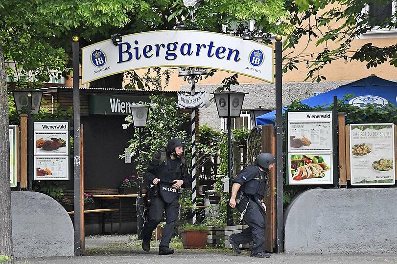 Die Polizei war am Freitagabend an der Rosenheimer Straße/Ecke Anzinger Straße mit einem Großaufgebot im Einsatz.
