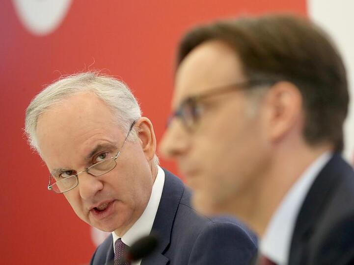 Eon-Chef Johannes Teyssen (l) und Finanzvorstand Marc Spieker bei der Bilanzpressekonferenz in Essen.