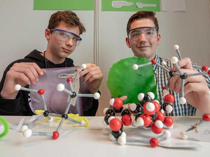 Anton Oberle (l.) und Luis Barfuß von der Realschule Zirndorf zeigen ihre Forschungsergebnisse. Foto: Armin Weigel