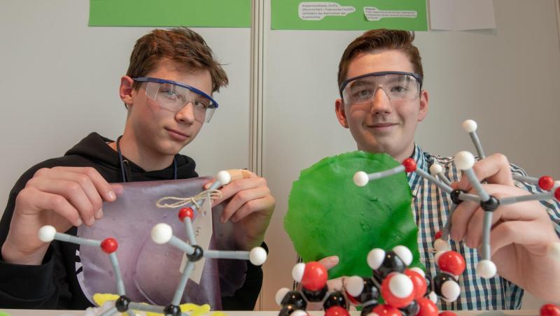Anton Oberle (l.) und Luis Barfuß von der Realschule Zirndorf zeigen ihre Forschungsergebnisse. Foto: Armin Weigel Anton Oberle (l.) und Luis Barfuß von der Realschule Zirndorf zeigen ihre Forschungsergebnisse. Foto: Armin Weigel