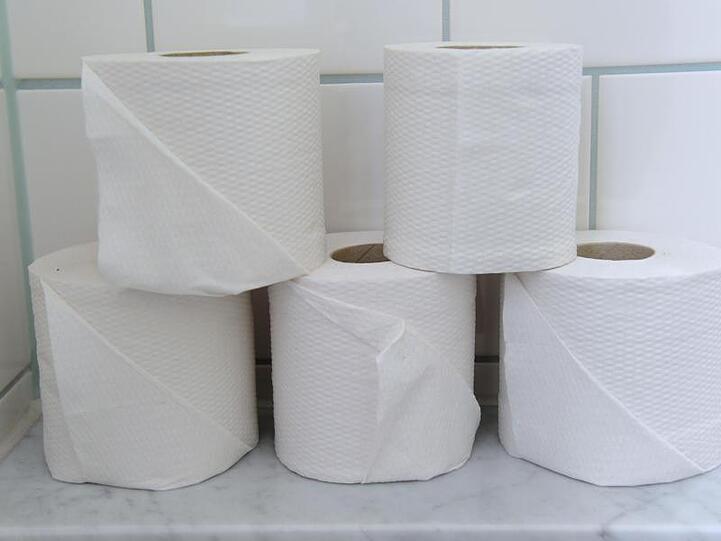 Toilettenpapier liegt gestapelt in einer Toilette. Foto: Stefan Sauer/dpa-Zentralbild/dpa/Symbolbild