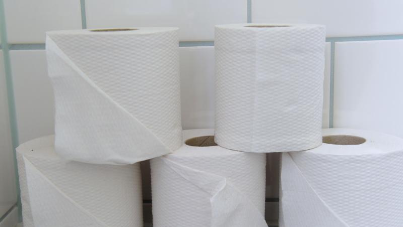 Toilettenpapier liegt gestapelt in einer Toilette. Foto: Stefan Sauer/dpa-Zentralbild/dpa/Symbolbild