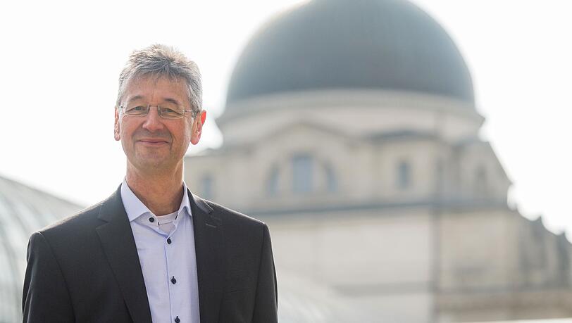 Michael Piazolo, bayerischer Kultusminister, steht vor der bayerischen Staatskanzlei. Michael Piazolo, bayerischer Kultusminister, steht vor der bayerischen Staatskanzlei.