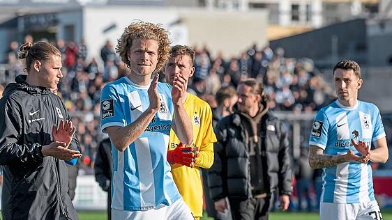 Applaus, Löwen: Kapitän Jesper Verlaat (M.) und seine Kollegen beklatschen die Fans nach dem 0:1 der Sechzger gegen Aufstiegskandidat Ulm, die Anhänger beklatschen die Löwen - es war ein Spiel, das der TSV nicht hätte verlieren müssen.