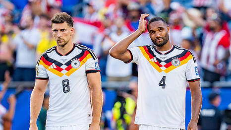 Leon Goretzka (li.) wollte nicht schie&szlig;en, Jonathan Tah (re.) trat an und verschoss.