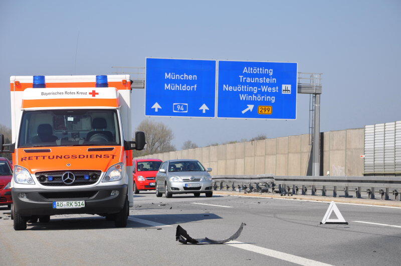 Der BMW-Fahrer, der seinen Wagen in die Leitplanke lenkte, wurde verletzt ins Krankenhaus gebracht.