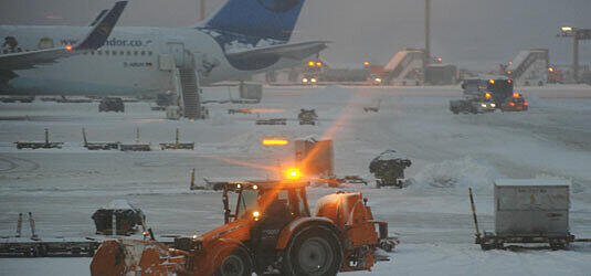 Im Februar schneite es in Deutschland wahnsinnig viel. Darum blieben die Flugzeuge am wichtigsten deutschen Flughafen am Boden.