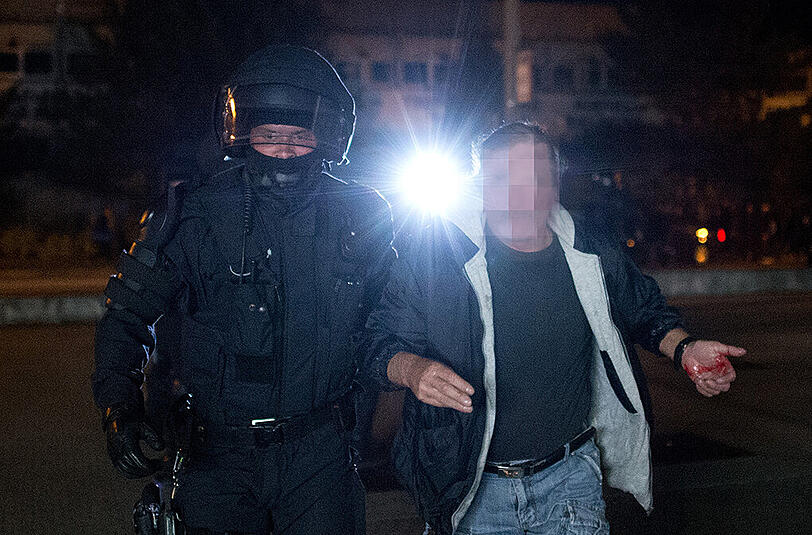 Auch am dritten Tag nach der Ankunft der Flüchtlinge ist es nachts zu Krawallen gekommen. Am Sonntag musste die Polizei kämpfe zwischen rechten und linken Demonstranten beenden. Die Bilder aus Heidenau.