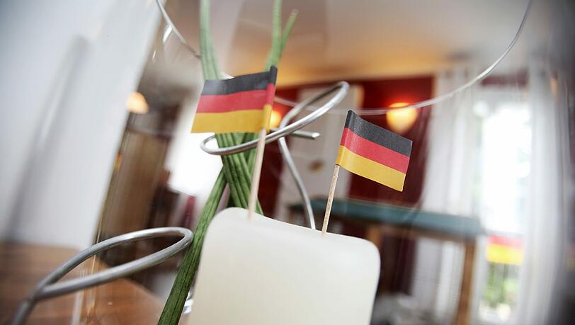 Das Zuhause ist gemütlich dekoriert, doch die Aufregung während des Fußball-Spiels strengt viele an. Das Zuhause ist gemütlich dekoriert, doch die Aufregung während des Fußball-Spiels strengt viele an.