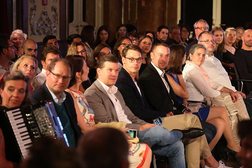 Der AZ-Modelcontest feiert Finale im Silbersaal des Deutschen Theaters. Am Ende war es Jeannie, die die Jury am meisten überzeugt hat. Die 23-Jährige ist die neue Schöne Münchnerin. Die Bilder des Galaabends zum Durchklicken.