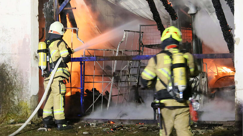 Die Ursache für den Brand ist noch unklar. Klicken Sie sich durch die Bilder des Feuerwehreinsatzes in Mettenheim.