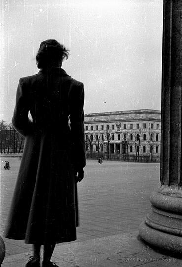 Nur wenige Jahre zuvor war hier Aufmarschplatz: Lieselotte, die Mutter von AZ-Leser Klaus-Peter Segatz, steht unter den Säulen der Antikensammlung am Königsplatz und schaut rüber zum ehemaligen NSDAP-Verwaltungsbau.
