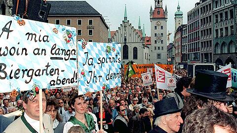 Das Foto zeigt die erste "bayerische Biergarten-Revolution" auf dem Marienplatz. Vor 25 Jahren gingen in München zahlreiche Menschen gegen Einschränkungen bei den Öffnungszeiten der Biergärten auf die Straße.