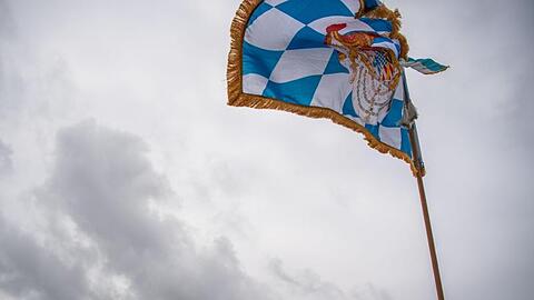 Königstreue am Schlachtendenkmal von Gammelsdorf. Foto: Lino Mirgeler/dpa