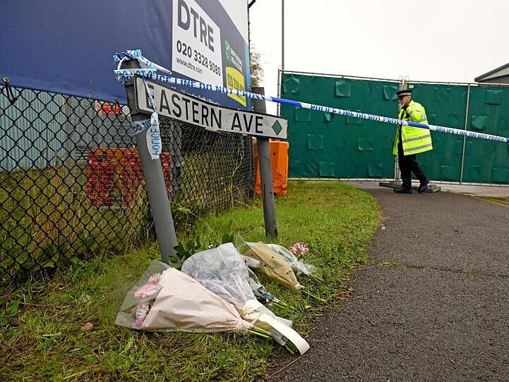 Blumensträuße erinnern am Straßenrand im Industriegebiet in Grays an die 39 Toten.