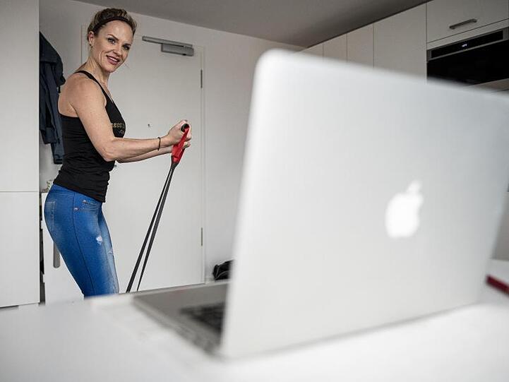 Dany Dobner, Fitnesstrainerin, arbeitet nur noch per Videotelefonat.