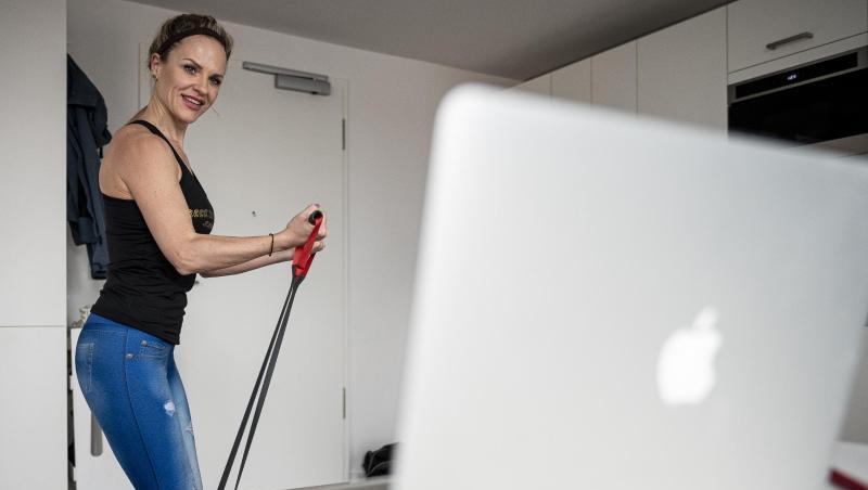 Dany Dobner, Fitnesstrainerin, arbeitet nur noch per Videotelefonat. Dany Dobner, Fitnesstrainerin, arbeitet nur noch per Videotelefonat.