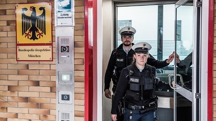 Die Bundespolizei ermittelt: Bei einer Fahrschein-Kontrolle hat ein 19-Jähriger einem DB-Prüfdienstmitarbeiter einen Faustschlag verpasst. (Symbolbild)