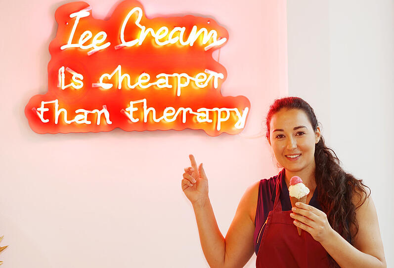 Billiger als eine Therapiestunde ist Eiscreme auf jeden Fall. Davon ist Eisbrunnen-Betreiberin Lucy Allary überzeugt.