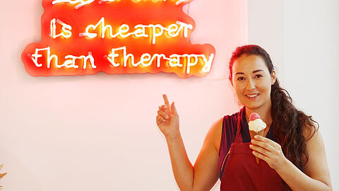 Billiger als eine Therapiestunde ist Eiscreme auf jeden Fall. Davon ist Eisbrunnen-Betreiberin Lucy Allary überzeugt.