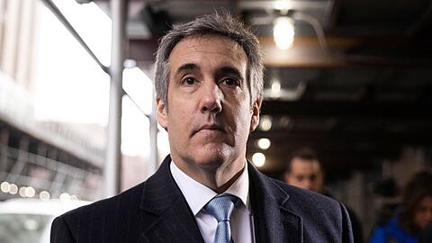 Michael Cohen verlässt das Büro des Staatsanwalts, nachdem er vor einer Grand Jury in New York ausgesagt hat. Der ehemalige US-Präsident Trump verklagt inmitten rechtlicher Turbulenzen seinen ehemaligen Anwalt.