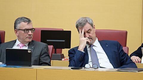 Ministerpräsident Markus Söder (CSU, rechts) musste sich viel Kritik anhören.