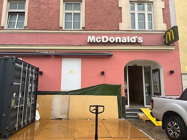 Zurzeit ist die McDonald's-Filiale am Harras geschlossen. Laut dem Unternehmen soll der Standort aber erhalten bleiben und wiedereröffnen. Zurzeit ist die McDonald's-Filiale am Harras geschlossen. Laut dem Unternehmen soll der Standort aber erhalten bleiben und wiedereröffnen.