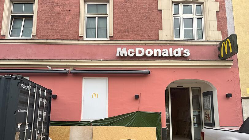 Zurzeit ist die McDonald's-Filiale am Harras geschlossen. Laut dem Unternehmen soll der Standort aber erhalten bleiben und wiedereröffnen. Zurzeit ist die McDonald's-Filiale am Harras geschlossen. Laut dem Unternehmen soll der Standort aber erhalten bleiben und wiedereröffnen.