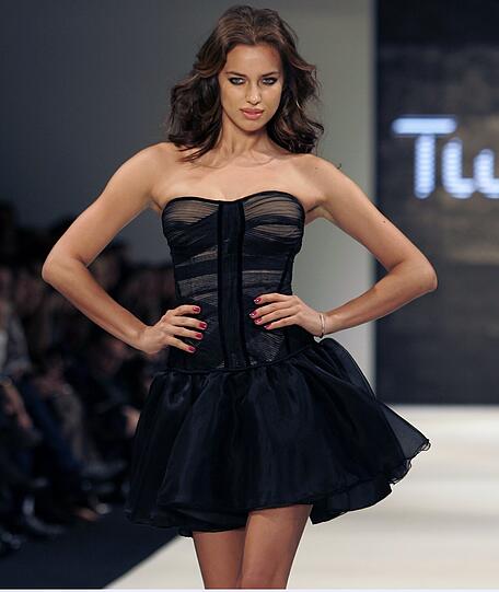 Irina Shayk macht auch auf dem Laufsteg eine sexy Figur. Hier präsentiert sie Mode des türkischen Labels  Damat&Tween.