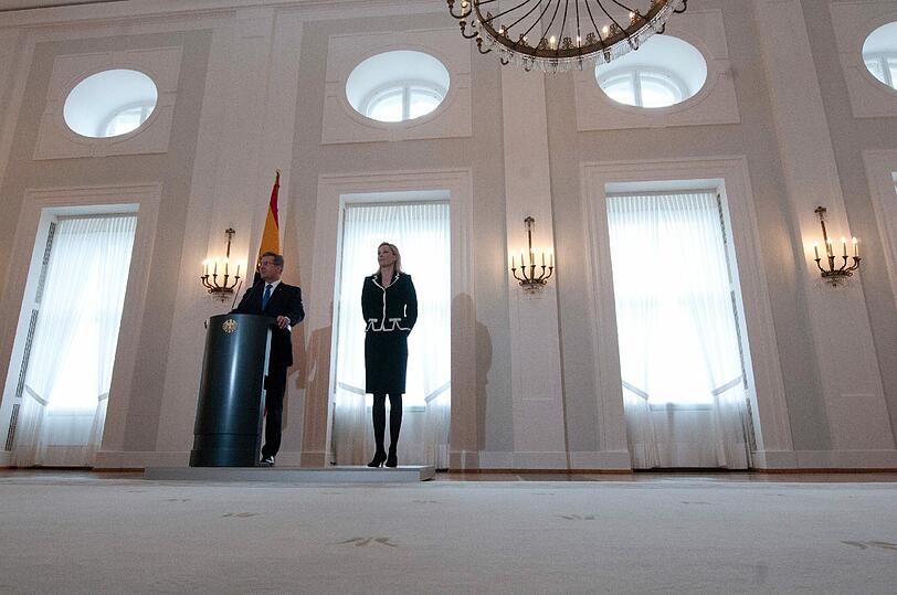 Christian Wulff mit seiner Frau Bettina bei der Presseerklärung im Schloss Bellevue.