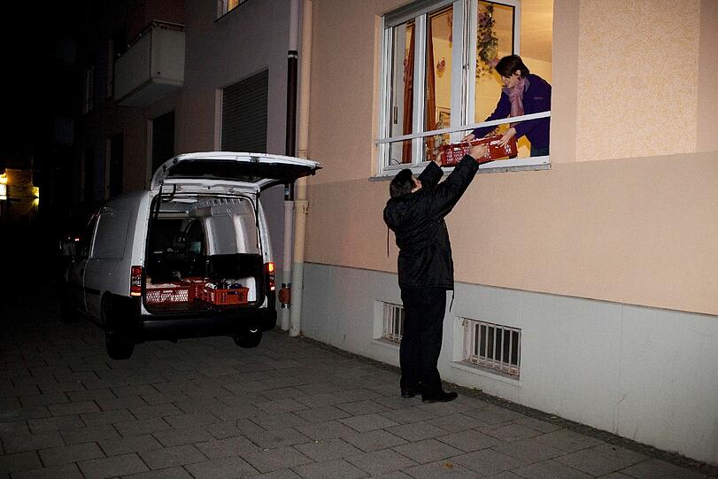 Tobias und Jasmin Irl beladen den Caddy mit gespendeten Nahrungsmitteln.