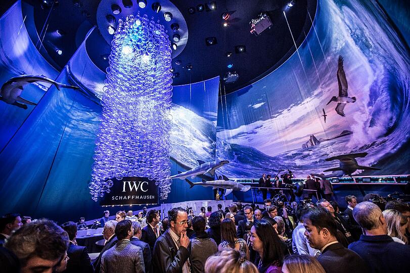Party auf der Uhrenmesse: Ein Messestand in Meeresblau.