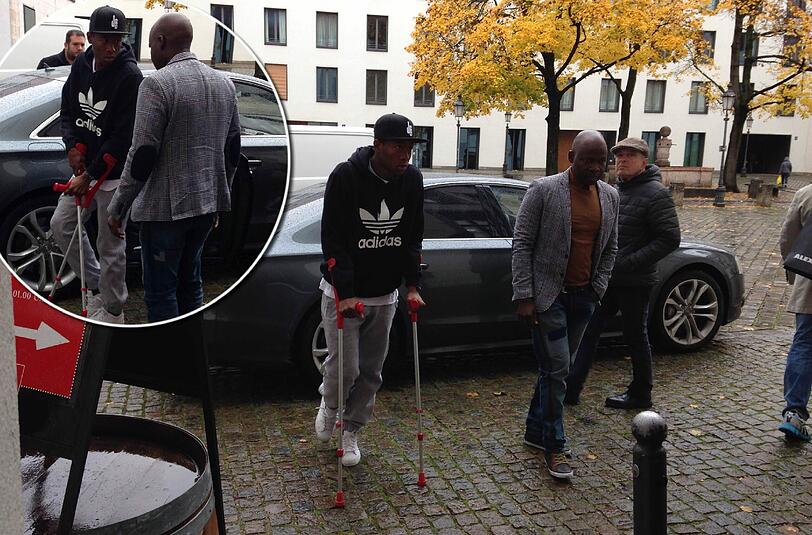 Begleitet von Vater George humpelte David Alaba um 11 Uhr in die Praxis von Dr. Müller-Wohlfahrt.
