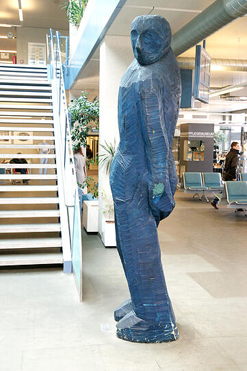 Blauer Mann unter Halbgöttern in Weiß: Josef Langs Skulptur im Klinikum Großhadern.
