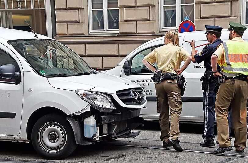 Bilder aus der Barer Straße: Ein Autofahrer musste von Feuerwehr und Rettungsdienst reanimiert werden. Anschließend kam er ins Krankenhaus.
