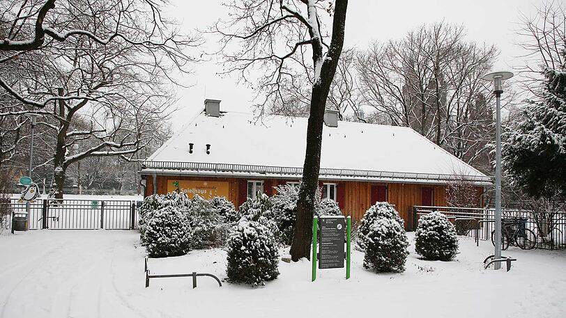 Das Kinderspielhaus ist schneebedeckt