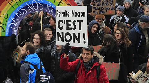 Eine Demonstration gegen die Rentenreformen in Paris.