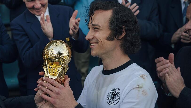 Klaus Steinbacher glänzt als Franz Beckenbauer in "Der Kaiser".