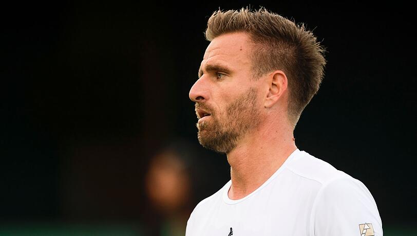 Peter Gojowczyk steht auf dem Platz.