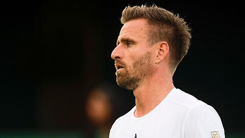 Peter Gojowczyk steht auf dem Platz.